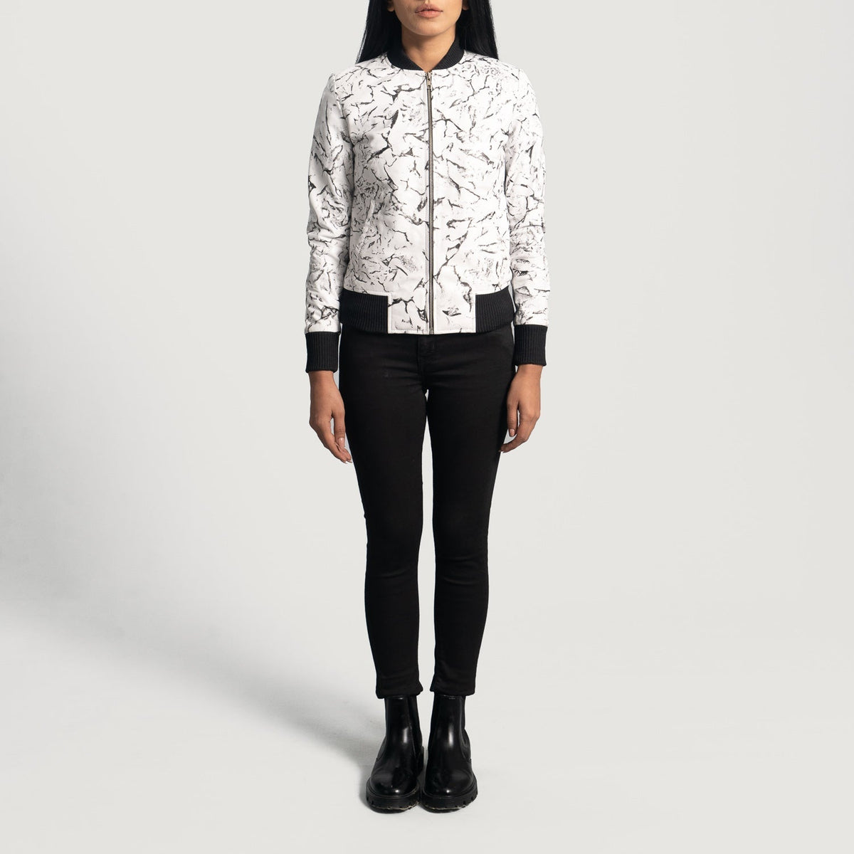 Close-Up Detail of Varsity &amp; Zipper Hardware on Women's Donna Blake White Bomberjakke i Skinn for Kvinner