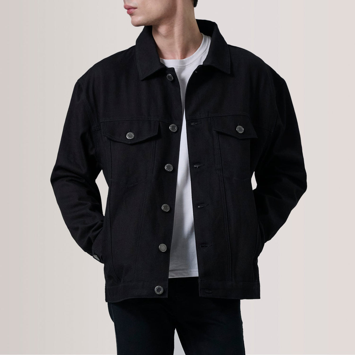 Eddie Svart Oversized Denim Trucker Skinnjakke for Herre For Men in Black Full-Grain Leather - Front Profile View &amp; Tailored Silhouette | Buy Online