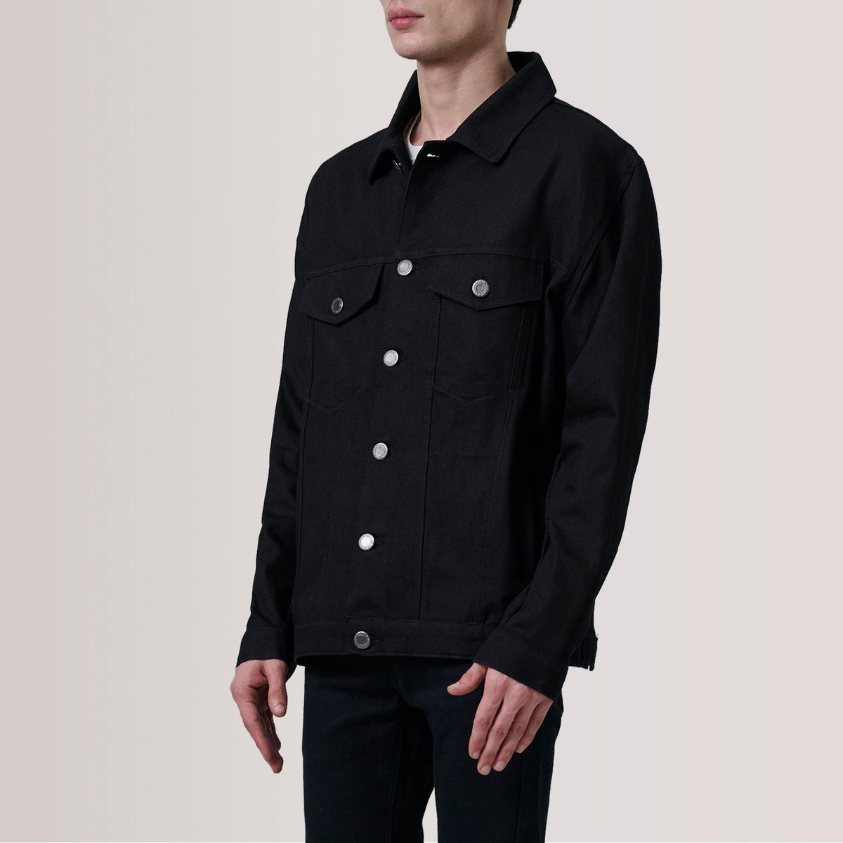 Eddie Svart Oversized Denim Trucker Skinnjakke for Herre For Men - Lateral Side Profile View Showing Sleeve Cut &amp; Athletic Taper Fit