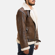 Close-Up Detail of Notch &amp; Zipper with Waist belt Hardware on Men's Forest Double Face Saueskinnjakke for Herre