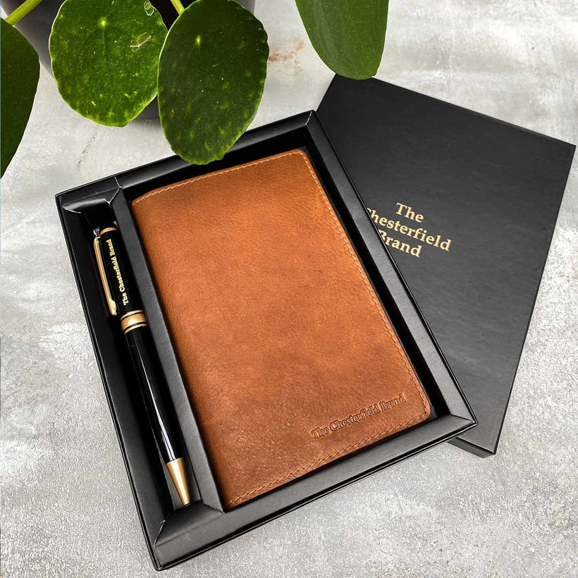 Giftset Leather Writing Case and Pen (Passport holder) for Kvinner