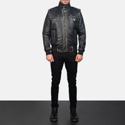 Close-Up Detail of High neck &amp; Zipper Hardware on Glen Street Svart Bomberjakke i Skinn for Herre