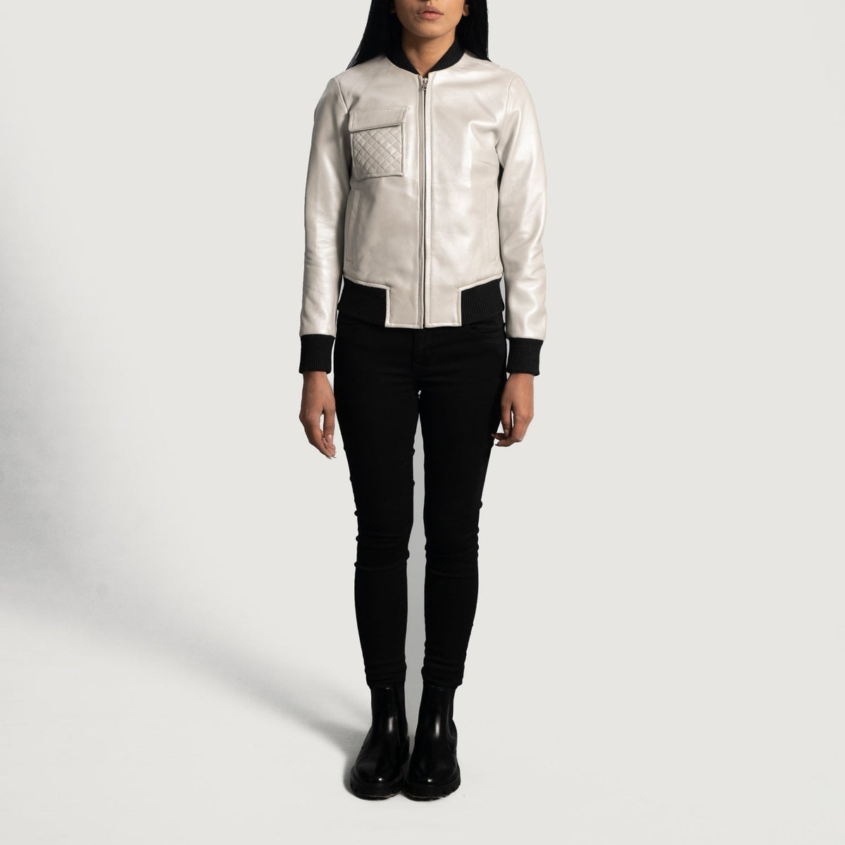 Close-Up Detail of Varsity &amp; Zipper Hardware on Women's Lana Silver Bomberjakke i Skinn for Kvinner