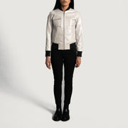 Close-Up Detail of Varsity &amp; Zipper Hardware on Women's Lana Silver Bomberjakke i Skinn for Kvinner