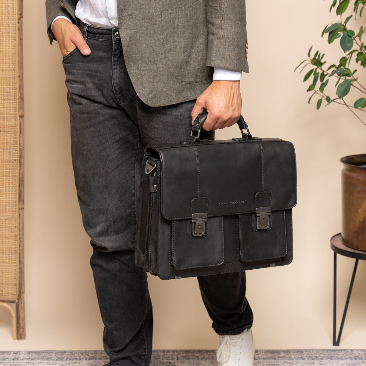 Solid Antique Brass Hardware &amp; Heavy-Duty Dual Zipper Detail on Springfield Full-Grain Leather Briefcase for Kvinner