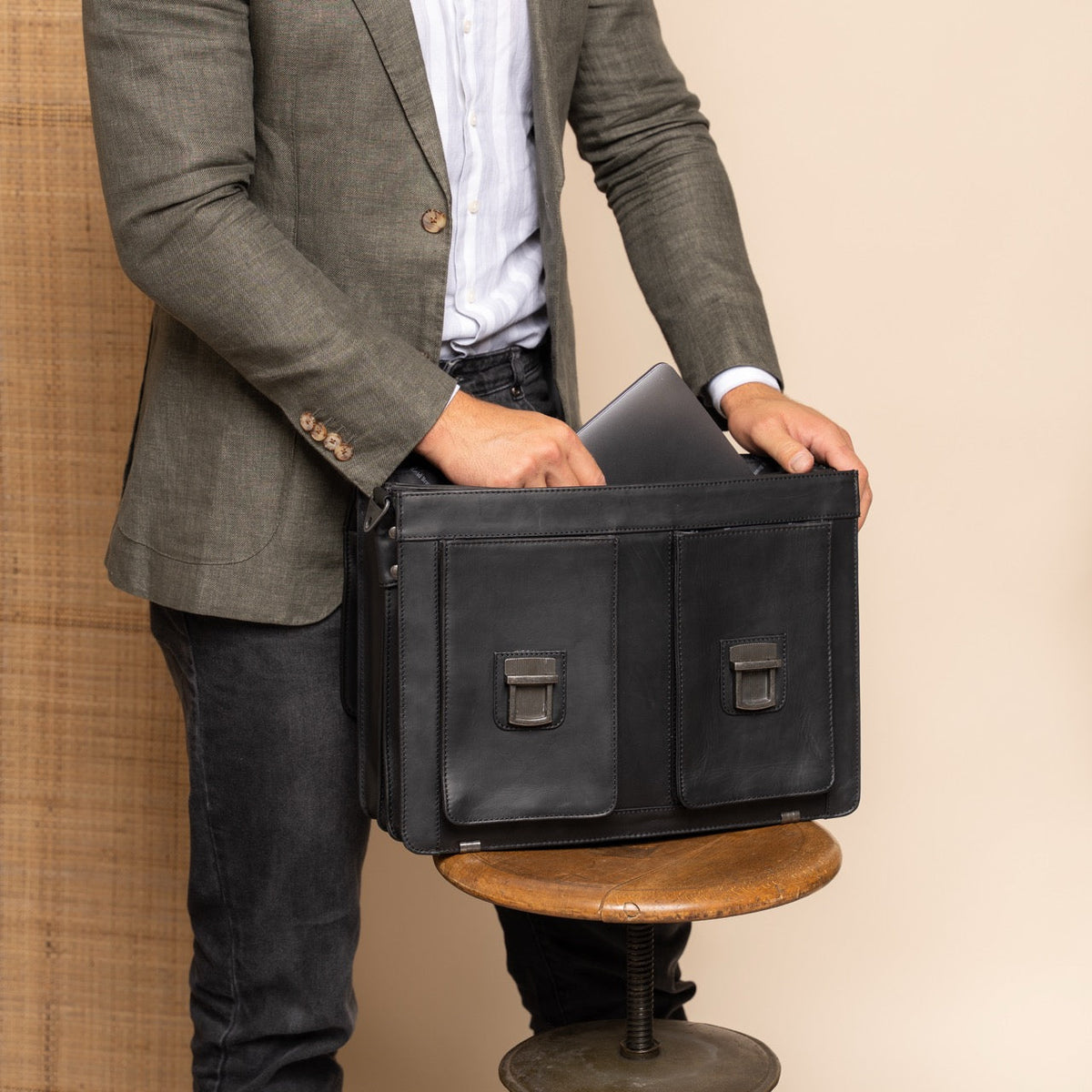 Springfield Full-Grain Leather Briefcase for Kvinner - Structured Side Profile Showing Gusset Depth &amp; Expansion Capacity