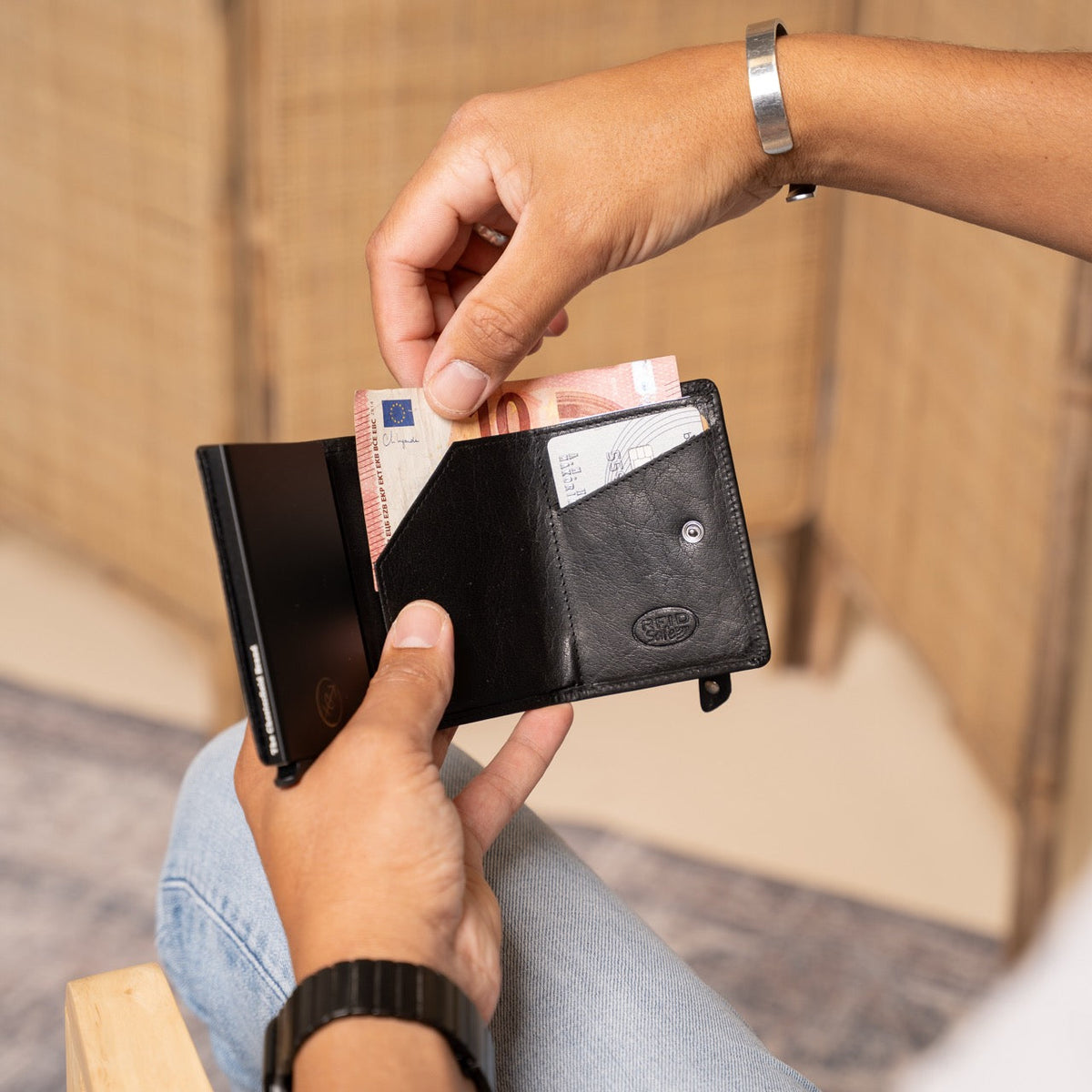 Paris Full-Grain Leather Card Holder for Kvinner - Structured Side Profile Showing Gusset Depth &amp; Expansion Capacity