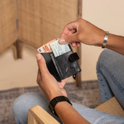 Prague Full-Grain Leather Card Holder for Kvinner - Structured Side Profile Showing Gusset Depth &amp; Expansion Capacity