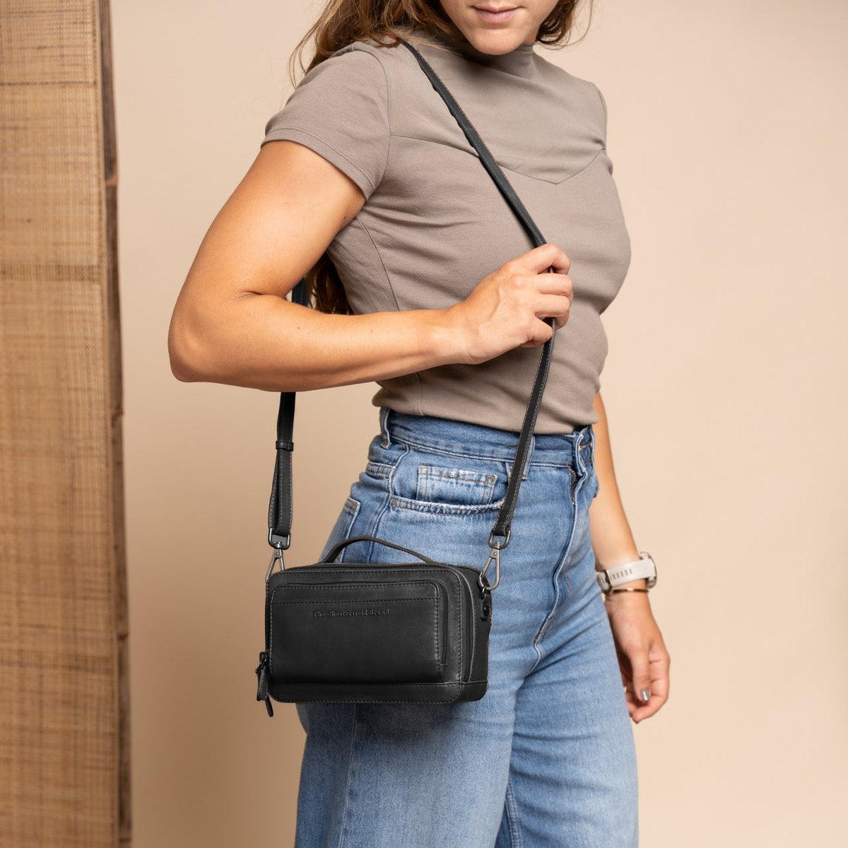 Rovon Full-Grain Leather Crossbody Bag for Kvinner - Structured Side Profile Showing Gusset Depth &amp; Expansion Capacity