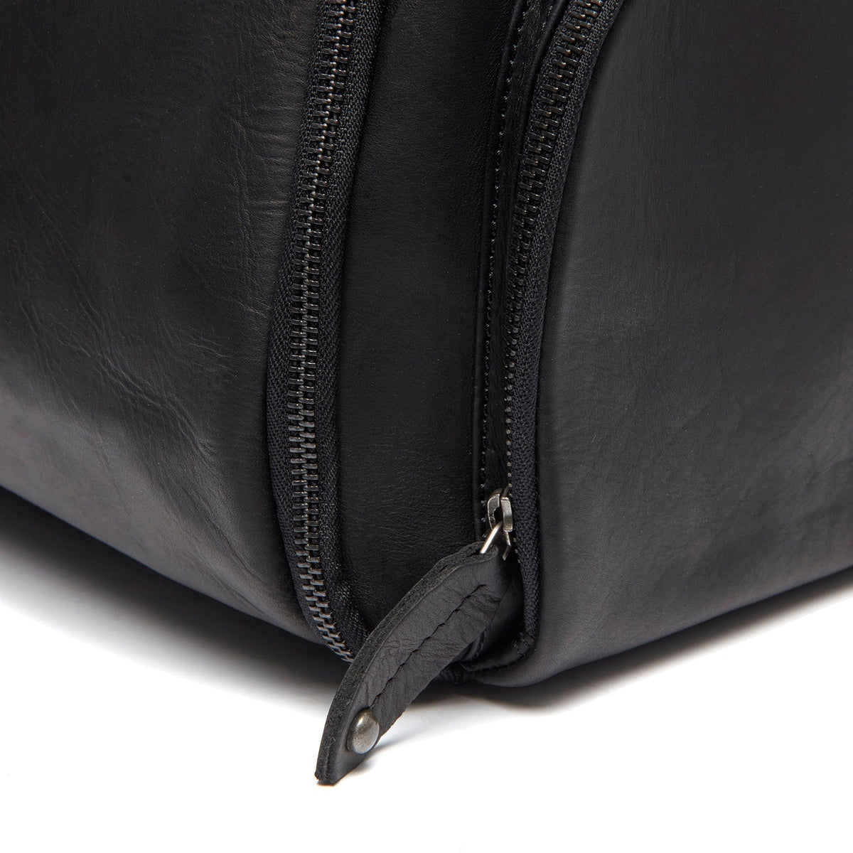 Leather Garment Bag Finlay for Kvinner - Lateral Side Profile View Showing Sleeve Cut &amp; Athletic Taper Fit