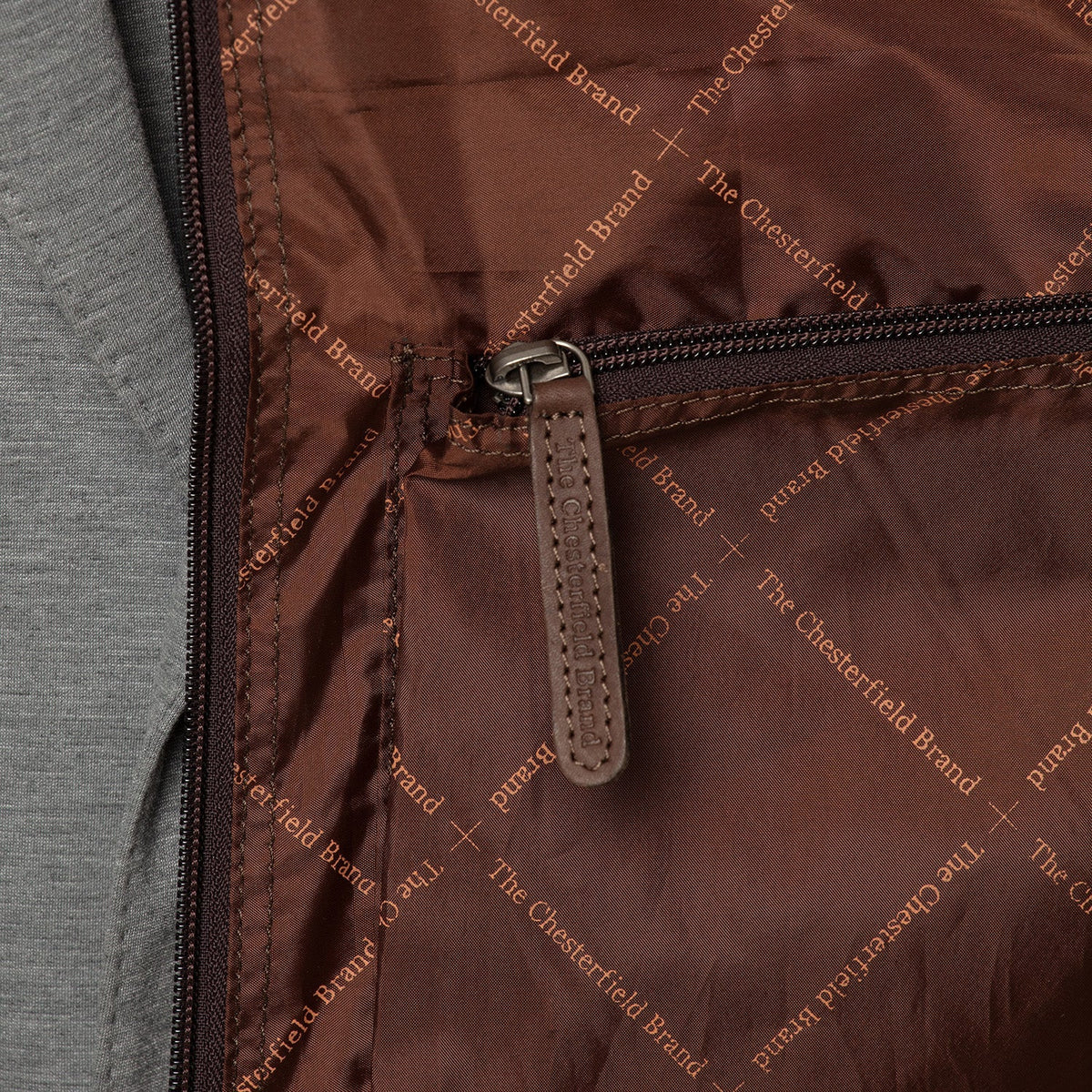 Styled Fit Perspective of Leather Garment Bag Josh for Kvinner on Model - Natural Daylight Drape