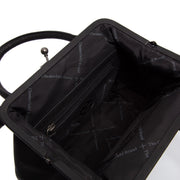 Close-Up Detail of Classic Collar &amp; Heavy-Duty Zipper Hardware on Chili Full-Grain Leather Handbag for Kvinner