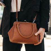Tailored Rib Cuffs &amp; Hem Craftsmanship Construction Detail on Chili Full-Grain Leather Handbag for Kvinner