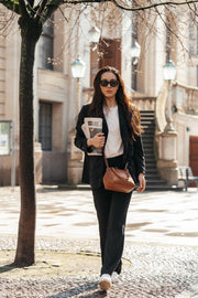 Styled Fit Perspective of Chili Full-Grain Leather Handbag for Kvinner on Model - Natural Daylight Drape