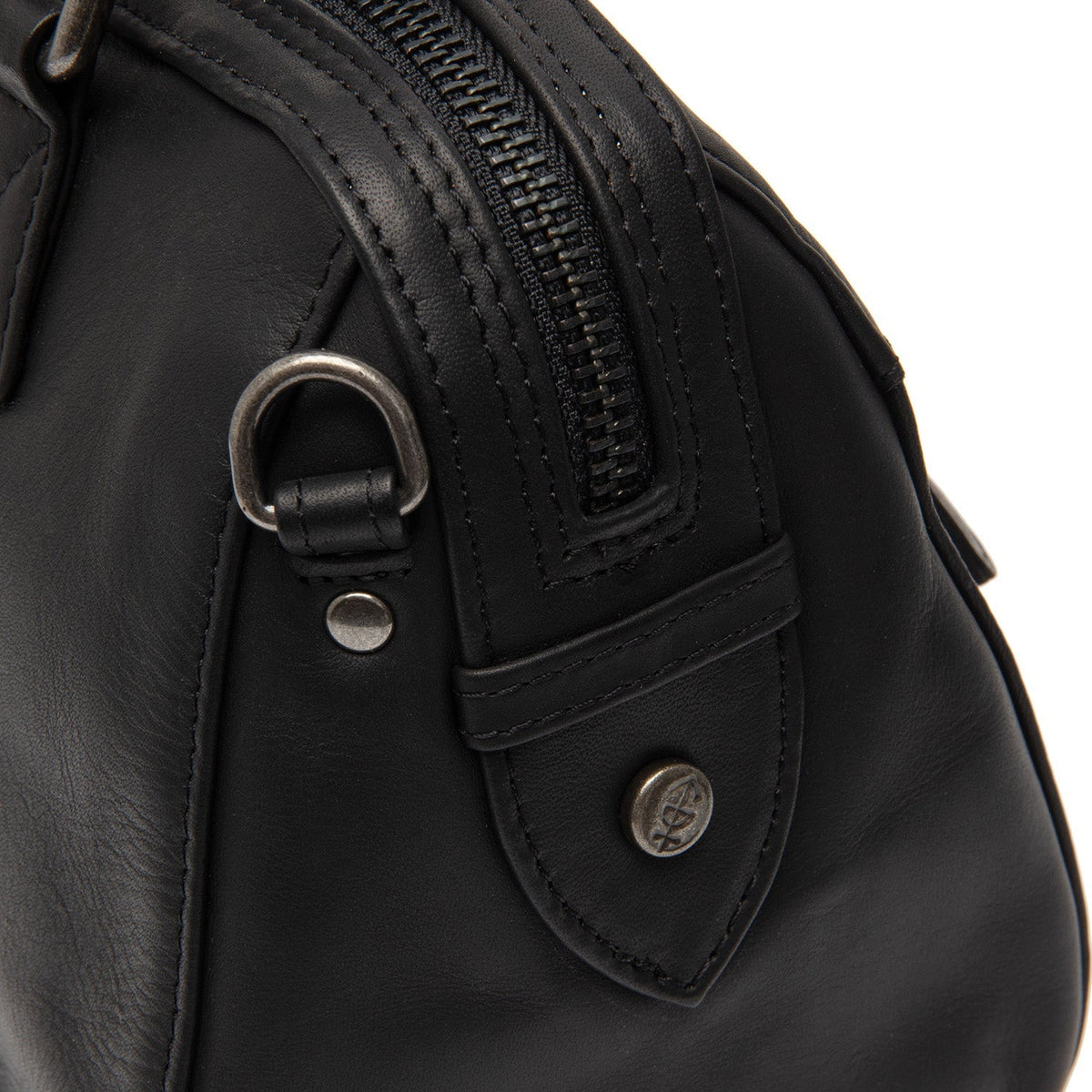 Close-Up Detail of Classic Collar &amp; Heavy-Duty Zipper Hardware on Dalford Full-Grain Leather Handbag for Kvinner