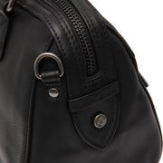 Close-Up Detail of Classic Collar &amp; Heavy-Duty Zipper Hardware on Dalford Full-Grain Leather Handbag for Kvinner