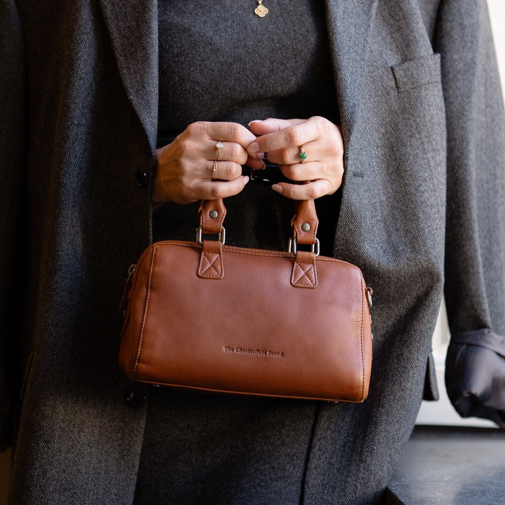 Styled Fit Perspective of Dalford Full-Grain Leather Handbag for Kvinner on Model - Natural Daylight Drape