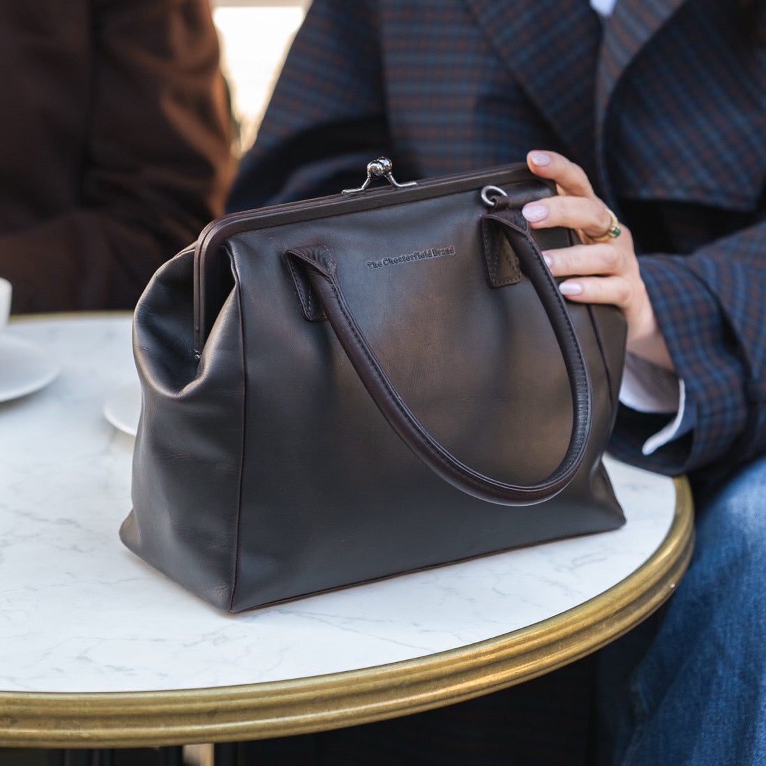 Styled Fit Perspective of Dorin Full-Grain Leather Handbag for Kvinner on Model - Natural Daylight Drape