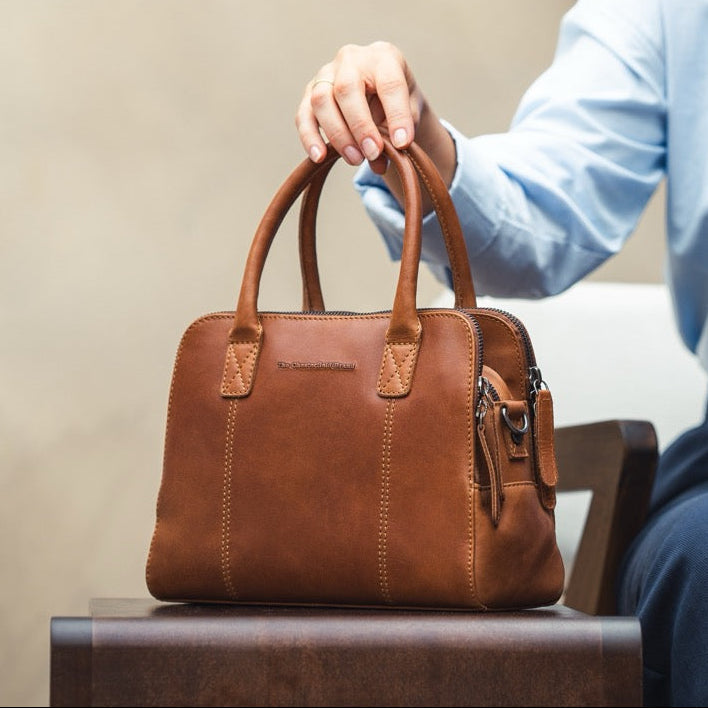 Styled Fit Perspective of Ezra Full-Grain Leather Handbag for Kvinner on Model - Natural Daylight Drape