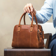 Styled Fit Perspective of Ezra Full-Grain Leather Handbag for Kvinner on Model - Natural Daylight Drape