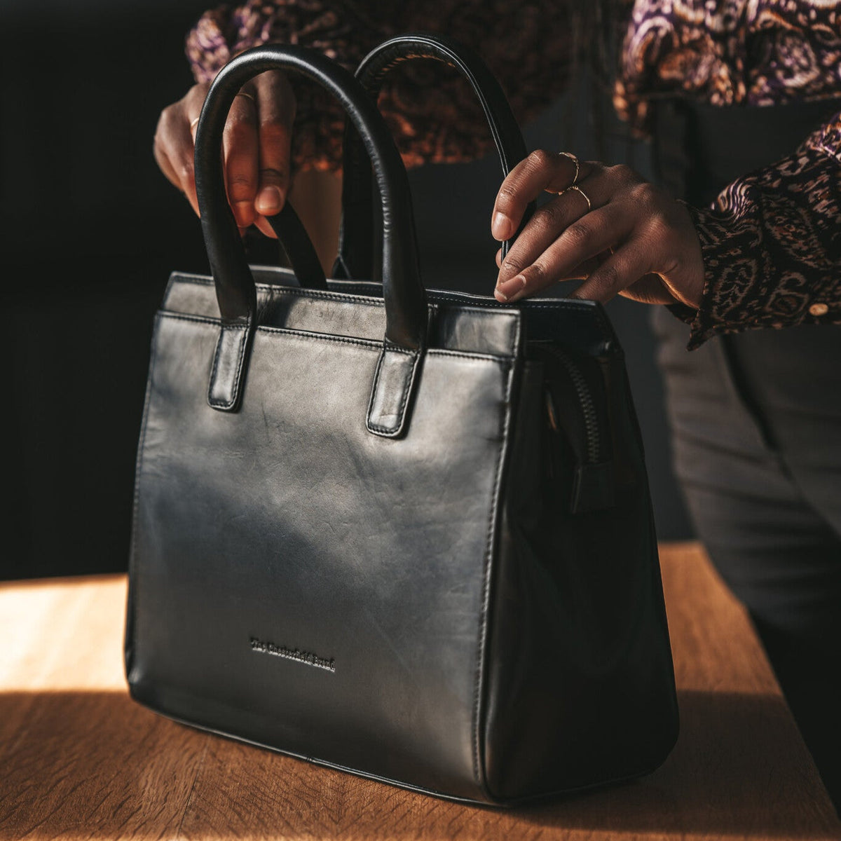 Garda Full-Grain Leather Handbag for Kvinner - Lateral Side Profile View Showing Sleeve Cut &amp; Athletic Taper Fit