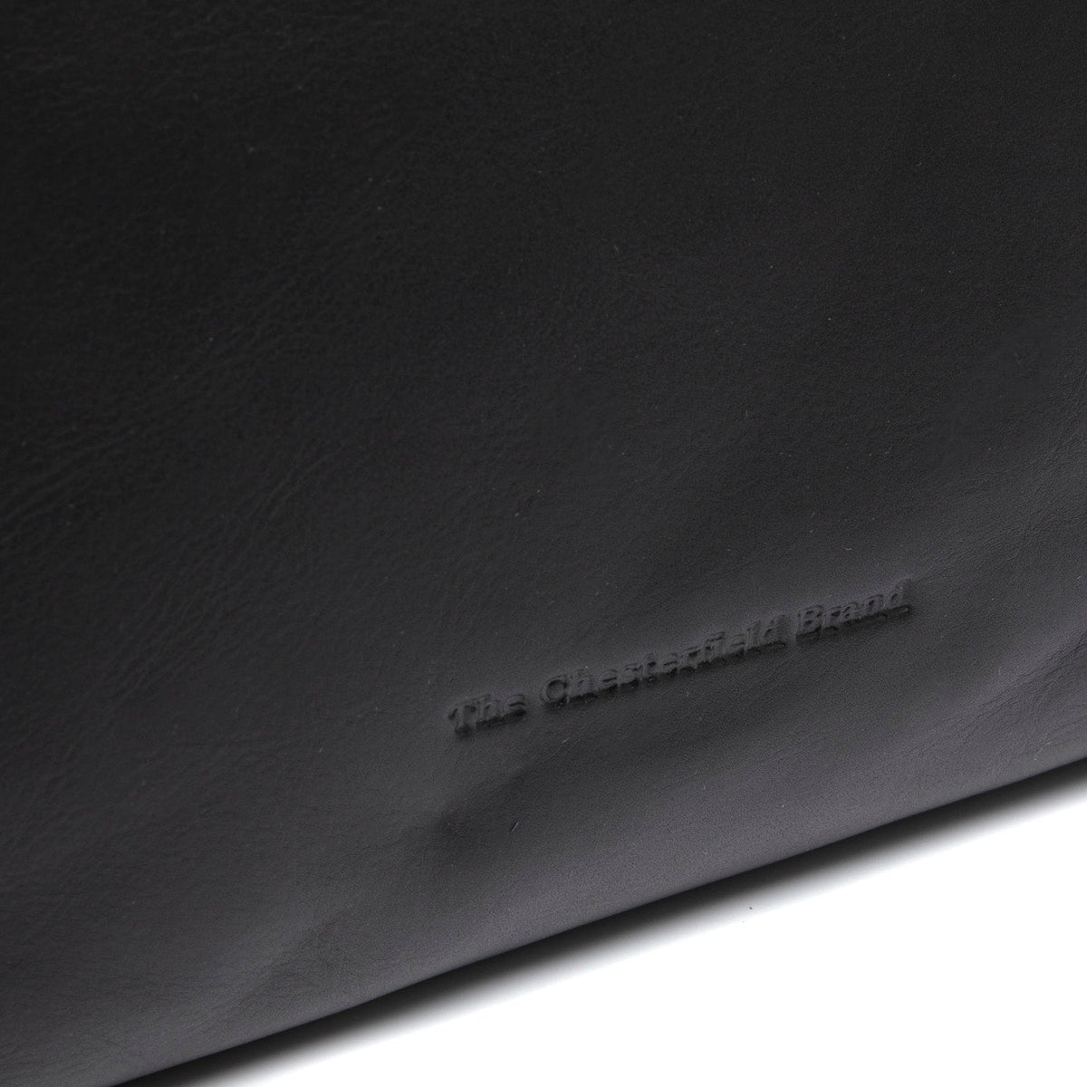 Close-Up Detail of Classic Collar &amp; Heavy-Duty Zipper Hardware on Hermosa Full-Grain Leather Handbag for Kvinner