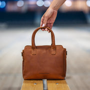 Styled Fit Perspective of Hermosa Full-Grain Leather Handbag for Kvinner on Model - Natural Daylight Drape