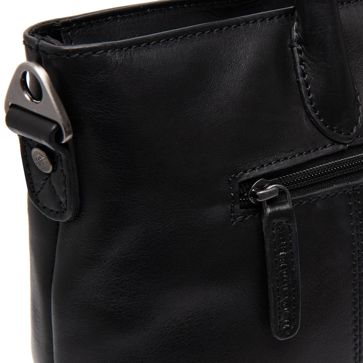 Close-Up Detail of Classic Collar &amp; Heavy-Duty Zipper Hardware on Pergamino Full-Grain Leather Handbag for Kvinner