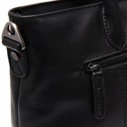 Close-Up Detail of Classic Collar &amp; Heavy-Duty Zipper Hardware on Pergamino Full-Grain Leather Handbag for Kvinner
