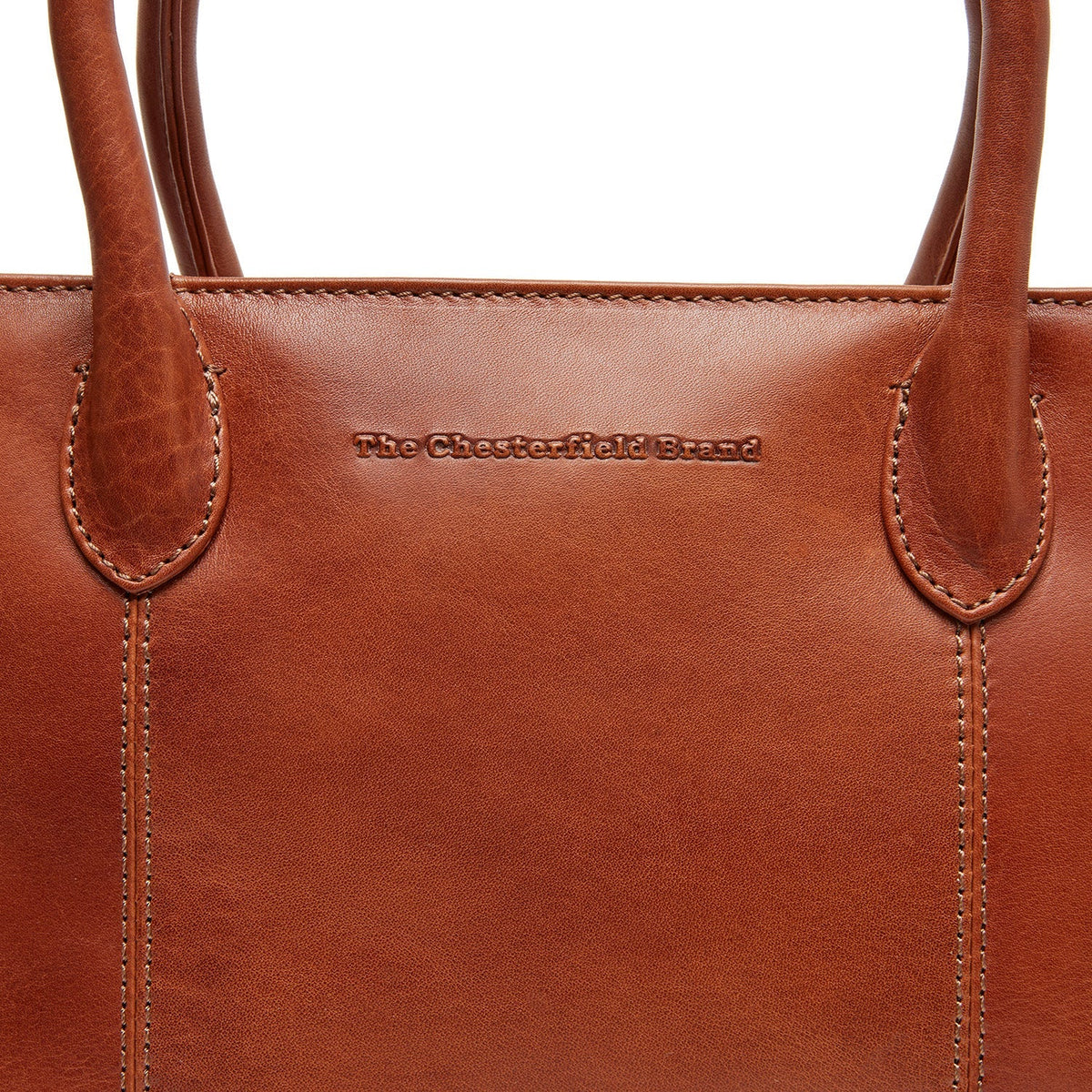 Styled Fit Perspective of Pergamino Full-Grain Leather Handbag for Kvinner on Model - Natural Daylight Drape