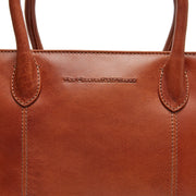 Styled Fit Perspective of Pergamino Full-Grain Leather Handbag for Kvinner on Model - Natural Daylight Drape
