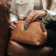 Tailored Rib Cuffs &amp; Hem Craftsmanship Construction Detail on Rachael Full-Grain Leather Handbag for Kvinner