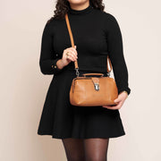 Styled Fit Perspective of Rachael Full-Grain Leather Handbag for Kvinner on Model - Natural Daylight Drape