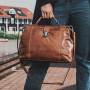 Styled Fit Perspective of Shaun Full-Grain Leather Handbag for Kvinner on Model - Natural Daylight Drape