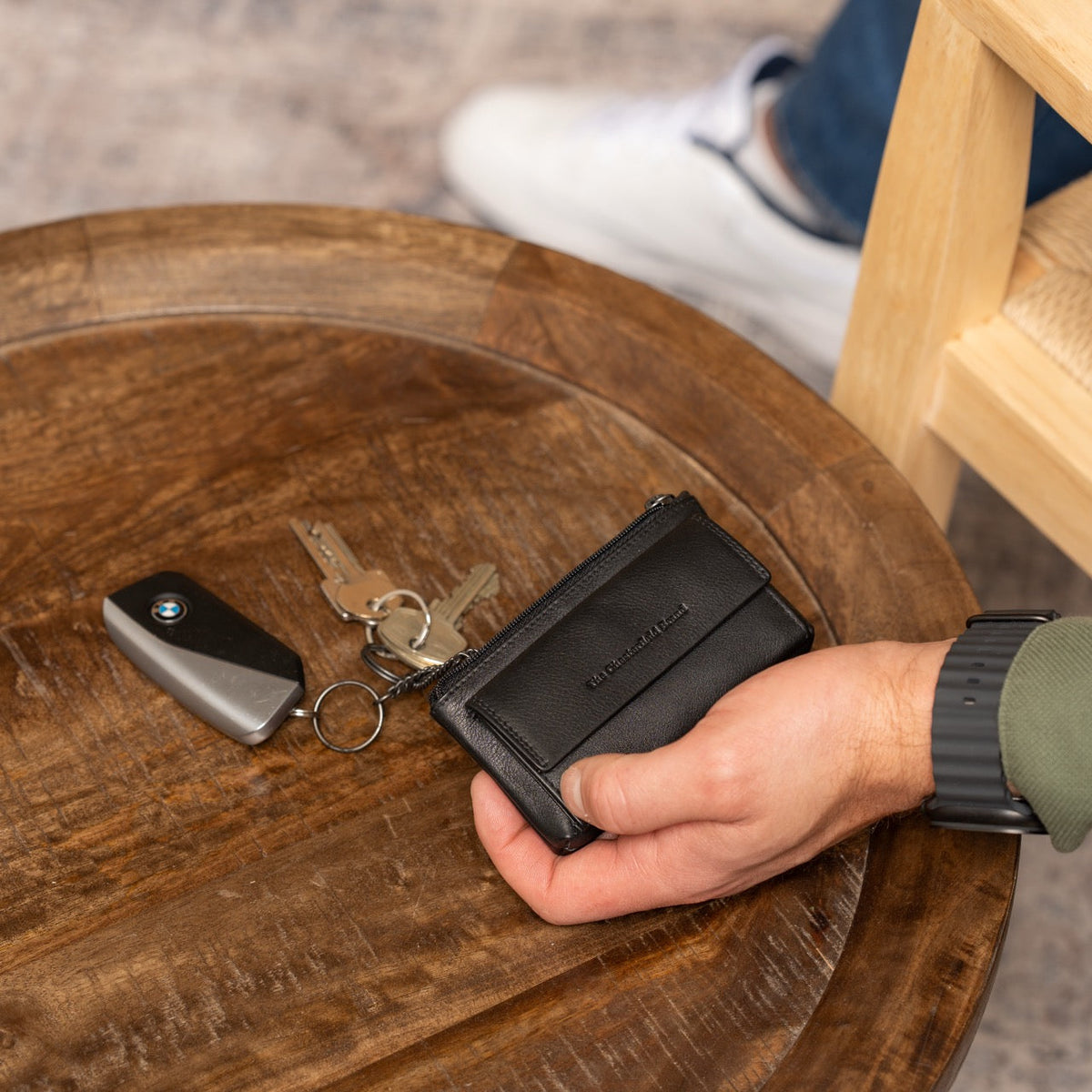 Torano Full-Grain Leather Key Case for Kvinner - Lateral Side Profile View Showing Sleeve Cut &amp; Athletic Taper Fit