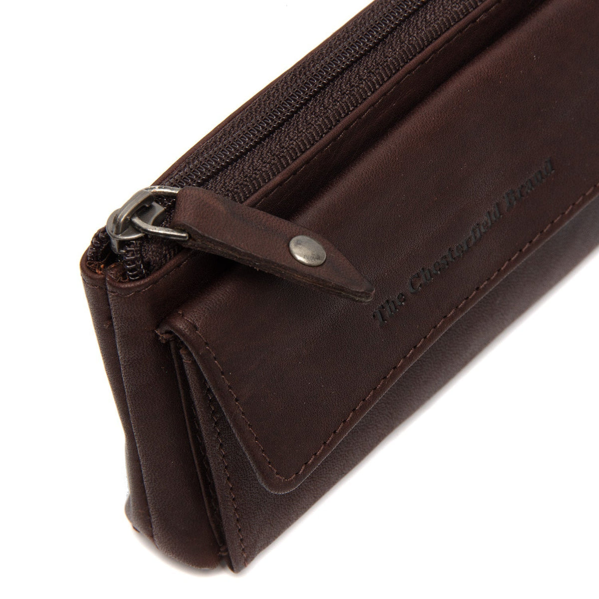 Styled Fit Perspective of Violette Full-Grain Leather Key Case for Kvinner on Model - Natural Daylight Drape