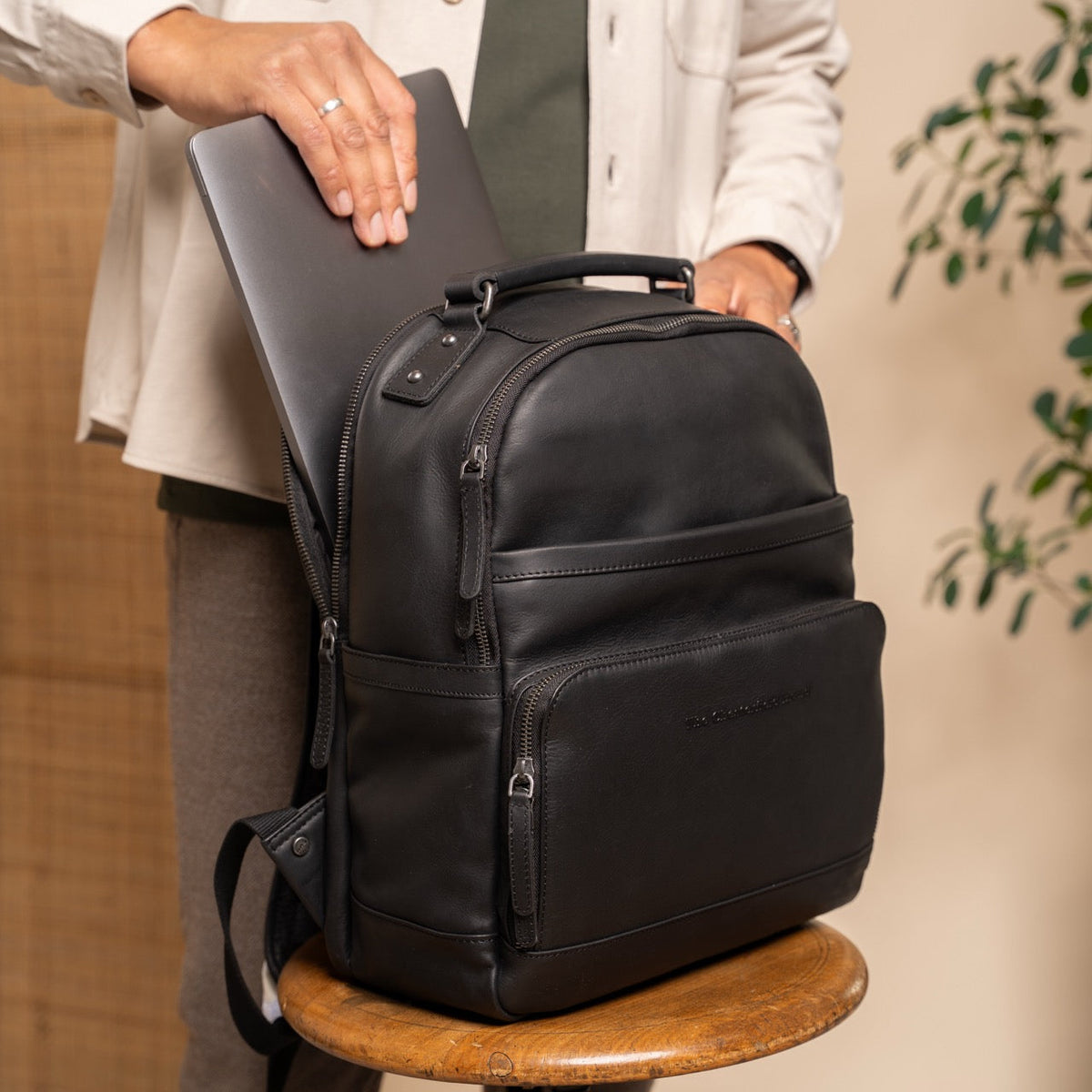 Austin Full-Grain Leather Laptop Backpack for Kvinner - Structured Side Profile Showing Gusset Depth &amp; Expansion Capacity