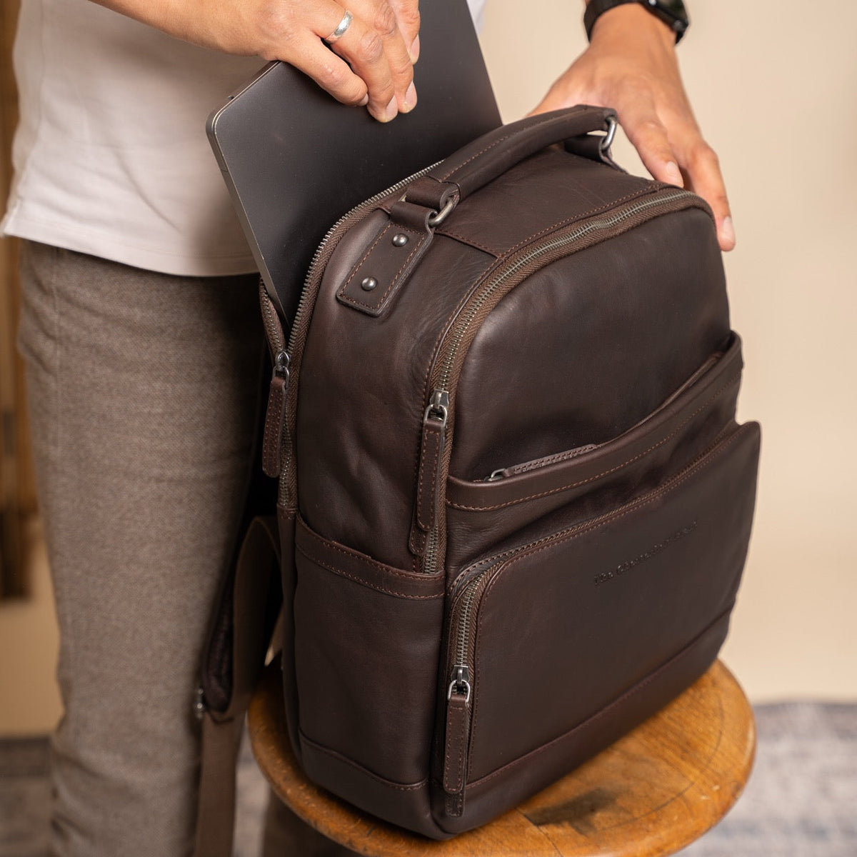 Austin Full-Grain Leather Laptop Backpack for Kvinner – alternate product view 3