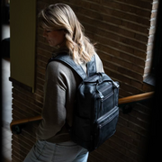 Calden Full-Grain Leather Laptop Backpack for Kvinner - Structured Side Profile Showing Gusset Depth &amp; Expansion Capacity
