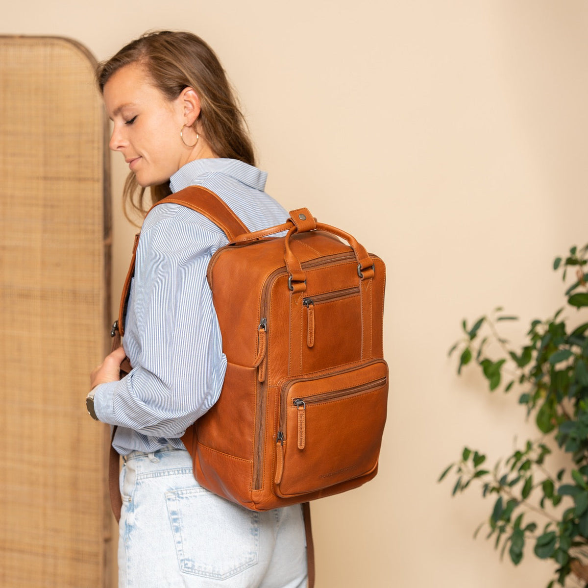 Calden Full-Grain Leather Laptop Backpack for Kvinner – alternate product view 3
