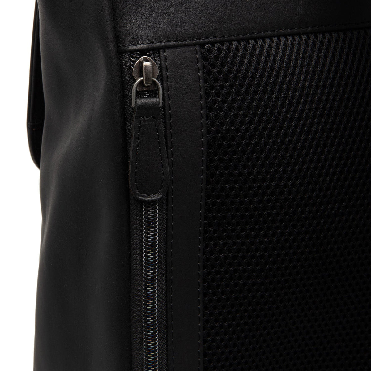Solid Antique Brass Hardware &amp; Heavy-Duty Dual Zipper Detail on Farrow Full-Grain Leather Laptop Backpack for Kvinner