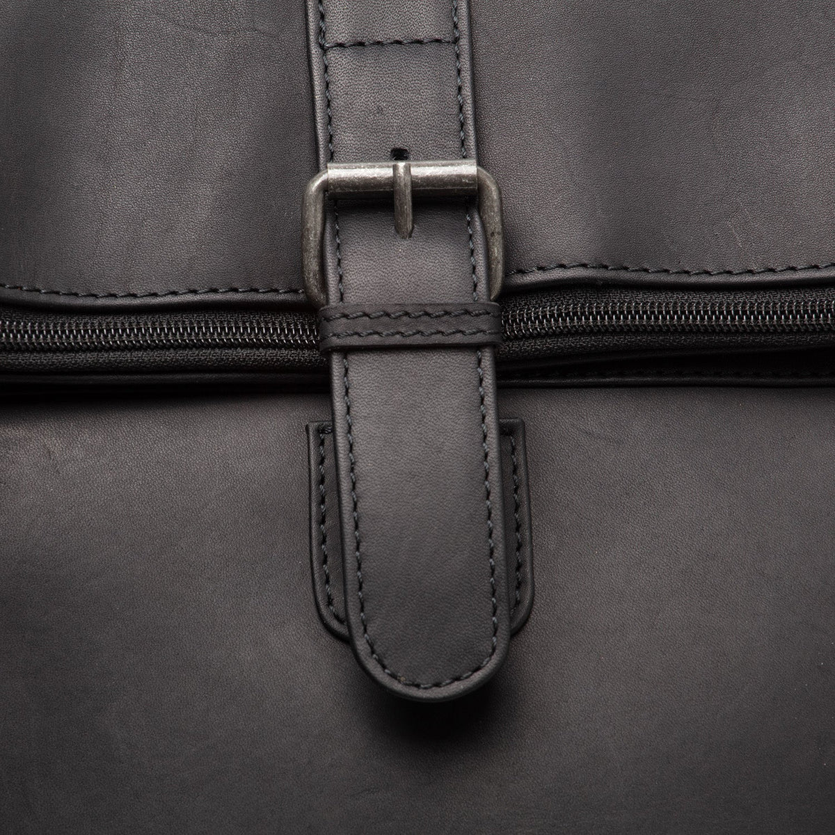 Solid Antique Brass Hardware &amp; Heavy-Duty Dual Zipper Detail on Larsson Full-Grain Leather Laptop Backpack for Kvinner