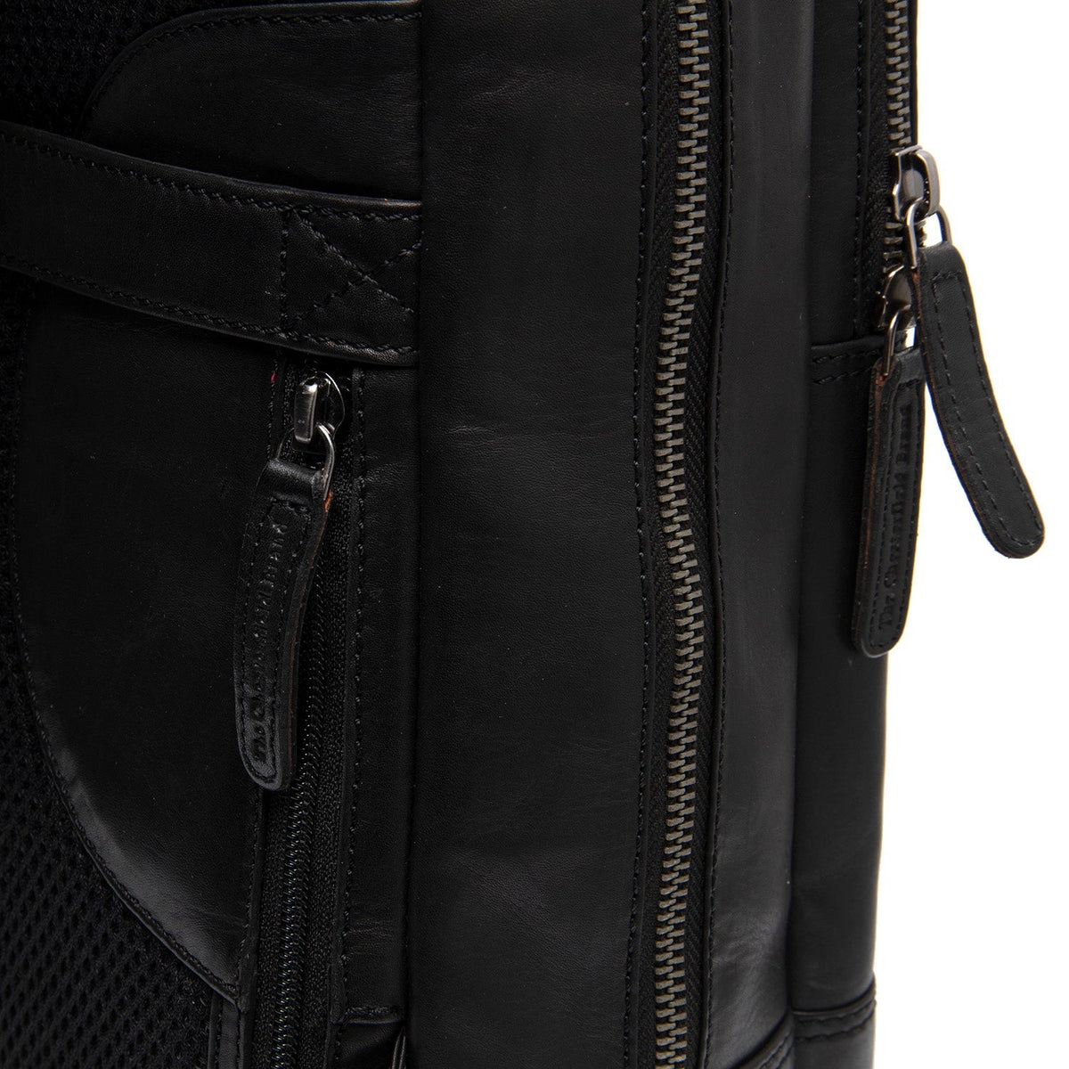 Solid Antique Brass Hardware &amp; Heavy-Duty Dual Zipper Detail on Nicola Full-Grain Leather Laptop Backpack for Kvinner