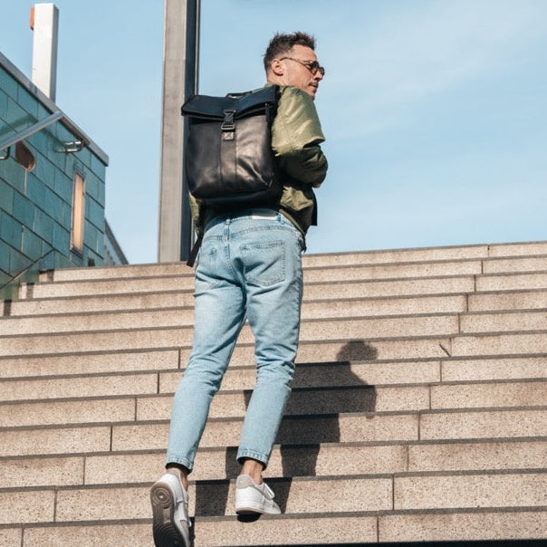 Savona Full-Grain Leather Laptop Backpack for Kvinner - Structured Side Profile Showing Gusset Depth &amp; Expansion Capacity