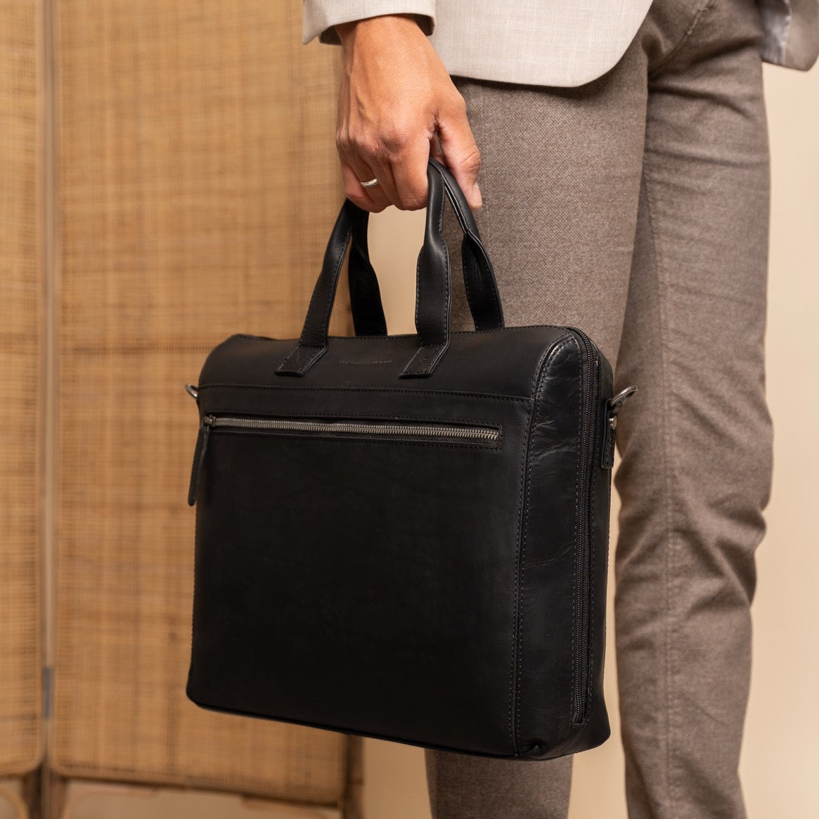 Levanto Full-Grain Leather Laptop Bag for Kvinner - Structured Side Profile Showing Gusset Depth &amp; Expansion Capacity