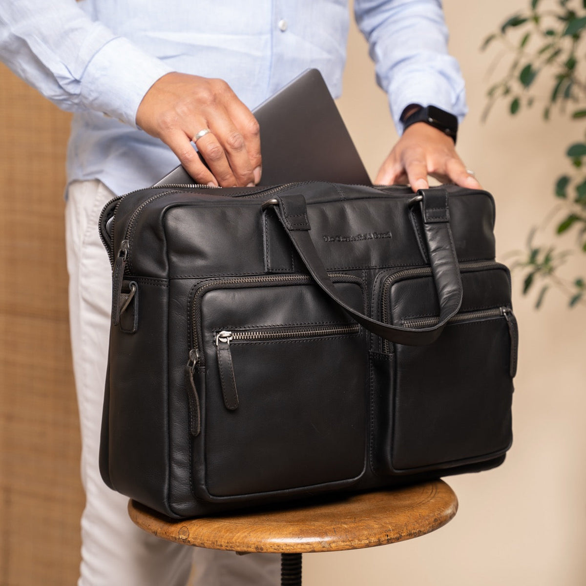 Misha Full-Grain Leather Laptop Bag for Kvinner - Structured Side Profile Showing Gusset Depth &amp; Expansion Capacity