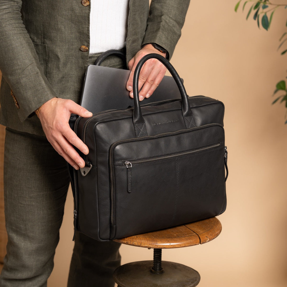 Tacama Full-Grain Leather Laptop Bag for Kvinner - Structured Side Profile Showing Gusset Depth &amp; Expansion Capacity