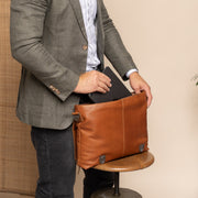 Veneto Full-Grain Leather Laptop Bag for Kvinner - Structured Side Profile Showing Gusset Depth &amp; Expansion Capacity