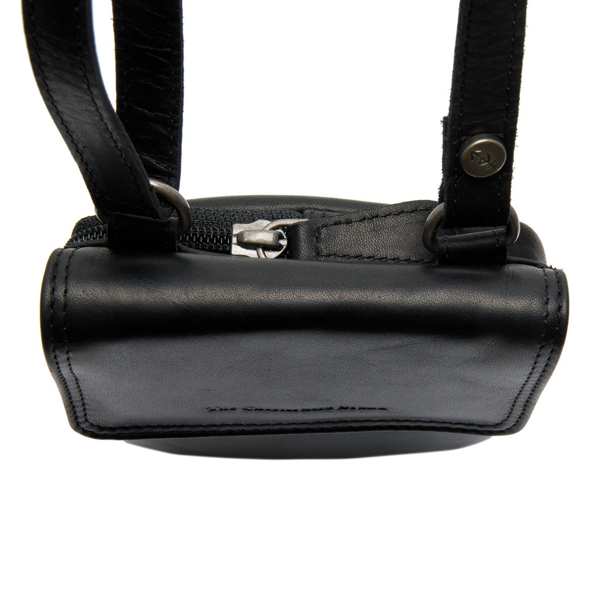 Close-Up Detail of Classic Collar &amp; Heavy-Duty Zipper Hardware on Langley Full-Grain Leather Phone Bag for Kvinner