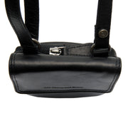 Close-Up Detail of Classic Collar &amp; Heavy-Duty Zipper Hardware on Langley Full-Grain Leather Phone Bag for Kvinner